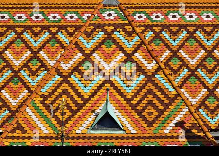 Toits colorés de Zsolnay sur l'église Matthias, Budapest, Hongrie Banque D'Images