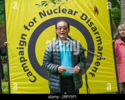 Londres, Royaume-Uni. 6 août 2023. Shigeo Kobayashi, Japonais contre le nucléaire. 78 ans après que les États-Unis ont explosé des bombes atomiques dans les villes japonaises d’Hiroshima et de Nagaski, le CND londonien s’est réuni au cerisier d’Hiroshima sur la place Tavistock pour se souvenir des plus de 350 000 personnes tuées immédiatement ou qui sont mortes des bombardements dans les mois suivants. Les intervenants ont appelé le gouvernement britannique à abandonner les armes nucléaires et à signer le traité de l'ONU interdisant les armes nucléaires. Peter Marshall/Alamy Live News. Banque D'Images