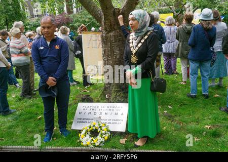 Londres, Royaume-Uni. 6 août 2023. . Murad Qureshi et le maire Nazma Rahman. 78 ans après que les États-Unis ont explosé des bombes atomiques dans les villes japonaises d’Hiroshima et de Nagaski, le CND londonien s’est réuni au cerisier d’Hiroshima sur la place Tavistock pour se souvenir des plus de 350 000 personnes tuées immédiatement ou qui sont mortes des bombardements dans les mois suivants. Les intervenants ont appelé le gouvernement britannique à abandonner les armes nucléaires et à signer le traité de l'ONU interdisant les armes nucléaires. Peter Marshall/Alamy Live News. Banque D'Images