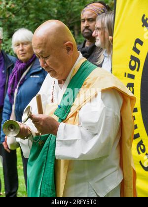 Londres, Royaume-Uni. 6 août 2023. Le moine bouddhiste Rev Gyoro Nagase chante une prière. 78 ans après que les États-Unis ont explosé des bombes atomiques dans les villes japonaises d’Hiroshima et de Nagaski, le CND londonien s’est réuni au cerisier d’Hiroshima sur la place Tavistock pour se souvenir des plus de 350 000 personnes tuées immédiatement ou qui sont mortes des bombardements dans les mois suivants. Les intervenants ont appelé le gouvernement britannique à abandonner les armes nucléaires et à signer le traité de l'ONU interdisant les armes nucléaires. Peter Marshall/Alamy Live News. Banque D'Images