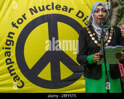 Londres, Royaume-Uni. 6 août 2023. Conseillère Nazma Rahman, maire de Camden. 78 ans après que les États-Unis ont explosé des bombes atomiques dans les villes japonaises d’Hiroshima et de Nagaski, le CND londonien s’est réuni au cerisier d’Hiroshima sur la place Tavistock pour se souvenir des plus de 350 000 personnes tuées immédiatement ou qui sont mortes des bombardements dans les mois suivants. Les intervenants ont appelé le gouvernement britannique à abandonner les armes nucléaires et à signer le traité de l'ONU interdisant les armes nucléaires. Peter Marshall/Alamy Live News. Banque D'Images