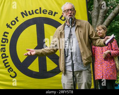 Londres, Royaume-Uni. 6 août 2023. Jeremy Corbyn député. 78 ans après que les États-Unis ont explosé des bombes atomiques dans les villes japonaises d’Hiroshima et de Nagaski, le CND londonien s’est réuni au cerisier d’Hiroshima sur la place Tavistock pour se souvenir des plus de 350 000 personnes tuées immédiatement ou qui sont mortes des bombardements dans les mois suivants. Les intervenants ont appelé le gouvernement britannique à abandonner les armes nucléaires et à signer le traité de l'ONU interdisant les armes nucléaires. Peter Marshall/Alamy Live News. Banque D'Images