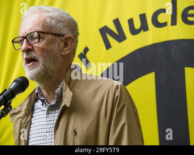 Londres, Royaume-Uni. 6 août 2023. Jeremy Corbyn député. 78 ans après que les États-Unis ont explosé des bombes atomiques dans les villes japonaises d’Hiroshima et de Nagaski, le CND londonien s’est réuni au cerisier d’Hiroshima sur la place Tavistock pour se souvenir des plus de 350 000 personnes tuées immédiatement ou qui sont mortes des bombardements dans les mois suivants. Les intervenants ont appelé le gouvernement britannique à abandonner les armes nucléaires et à signer le traité de l'ONU interdisant les armes nucléaires. Peter Marshall/Alamy Live News. Banque D'Images