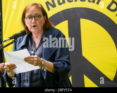 Londres, Royaume-Uni. 6 août 2023. Conseillère Emma Dent-Coad. 78 ans après que les États-Unis ont explosé des bombes atomiques dans les villes japonaises d’Hiroshima et de Nagaski, le CND londonien s’est réuni au cerisier d’Hiroshima sur la place Tavistock pour se souvenir des plus de 350 000 personnes tuées immédiatement ou qui sont mortes des bombardements dans les mois suivants. Les intervenants ont appelé le gouvernement britannique à abandonner les armes nucléaires et à signer le traité de l'ONU interdisant les armes nucléaires. Peter Marshall/Alamy Live News. Banque D'Images