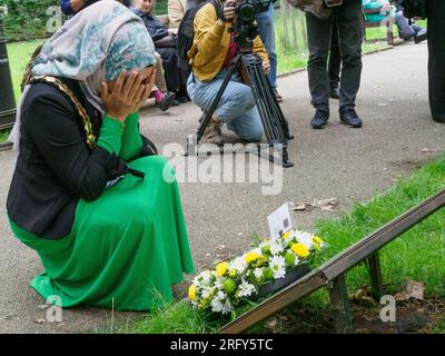 Londres, Royaume-Uni. 6 août 2023. Nazma Rahman, maire de Camden, dépose une couronne. 78 ans après que les États-Unis ont explosé des bombes atomiques dans les villes japonaises d’Hiroshima et de Nagaski, le CND londonien s’est réuni au cerisier d’Hiroshima sur la place Tavistock pour se souvenir des plus de 350 000 personnes tuées immédiatement ou qui sont mortes des bombardements dans les mois suivants. Les intervenants ont appelé le gouvernement britannique à abandonner les armes nucléaires et à signer le traité de l'ONU interdisant les armes nucléaires. Peter Marshall/Alamy Live News. Banque D'Images