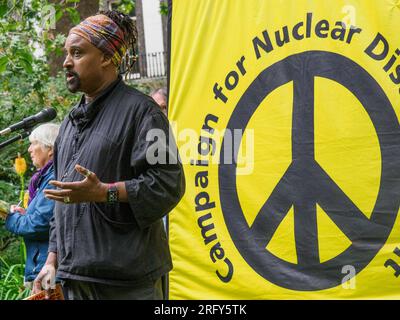 Londres, Royaume-Uni. 6 août 2023. Roger McKenzie, rédacteur international du Morning Star. 78 ans après que les États-Unis ont explosé des bombes atomiques dans les villes japonaises d’Hiroshima et de Nagaski, le CND londonien s’est réuni au cerisier d’Hiroshima sur la place Tavistock pour se souvenir des plus de 350 000 personnes tuées immédiatement ou qui sont mortes des bombardements dans les mois suivants. Les intervenants ont appelé le gouvernement britannique à abandonner les armes nucléaires et à signer le traité de l'ONU interdisant les armes nucléaires. Peter Marshall/Alamy Live News. Banque D'Images