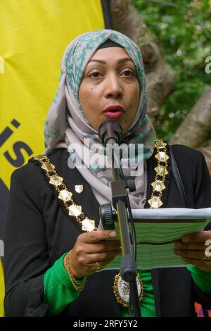 Londres, Royaume-Uni. 6 août 2023. Conseillère Nazma Rahman, maire de Camden. 78 ans après que les États-Unis ont explosé des bombes atomiques dans les villes japonaises d’Hiroshima et de Nagaski, le CND londonien s’est réuni au cerisier d’Hiroshima sur la place Tavistock pour se souvenir des plus de 350 000 personnes tuées immédiatement ou qui sont mortes des bombardements dans les mois suivants. Les intervenants ont appelé le gouvernement britannique à abandonner les armes nucléaires et à signer le traité de l'ONU interdisant les armes nucléaires. Peter Marshall/Alamy Live News. Banque D'Images