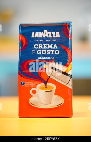 Poznan, Pologne - 6 août 2023 : café de marque Lavazza sur une table Banque D'Images