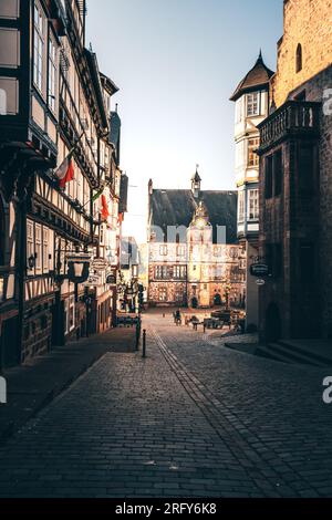 La belle ville universitaire de Marburg an der Lahn. Grande vieille ville historique avec de nombreuses maisons à colombages et de petites ruelles. Timonerie, carrés Banque D'Images