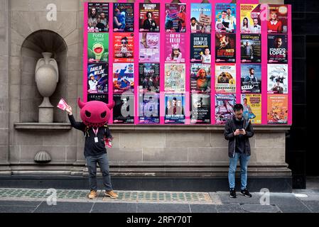 Fringe posters Advertising Shows à la Gilded Balloon Patter House sur Chambers Street, Édimbourg, Écosse, Royaume-Uni. Banque D'Images