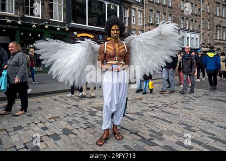 Le diacre Griffin-Pressley fait la promotion de son show One Manr, Satan vs God, sur le Royal Mile, Édimbourg, Écosse, Royaume-Uni. Banque D'Images