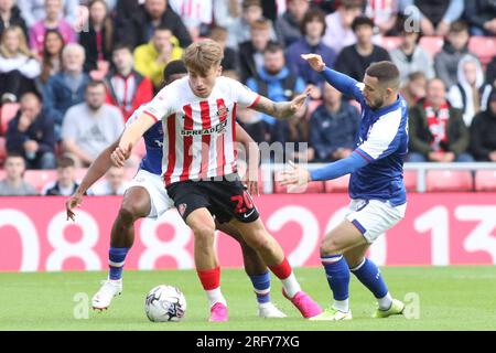 Jack Clarke de Sunderland s'éloigne des défenseurs d'Ipswich Town lors du match de championnat Sky Bet entre Sunderland et Ipswich Town au Stadium of Light, Sunderland le dimanche 6 août 2023. (Photo : Michael Driver | MI News) crédit : MI News & Sport / Alamy Live News Banque D'Images