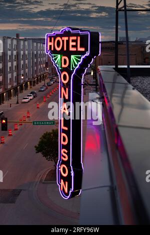 L'historique enseigne lumineuse de l'hôtel Donaldson au crépuscule dans le centre-ville revitalisé de Fargo, Dakota du Nord. L'hôtel est situé à l'angle de la 1e Avenue Banque D'Images