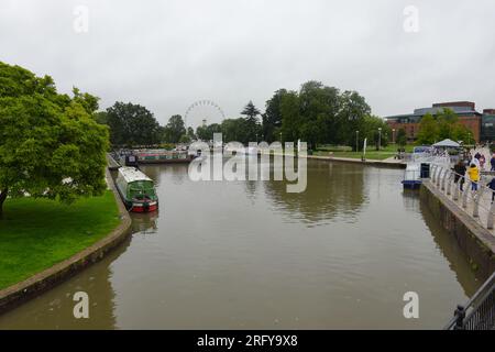 Stratford upon Avon Canal avec grande roue en arrière-plan Banque D'Images