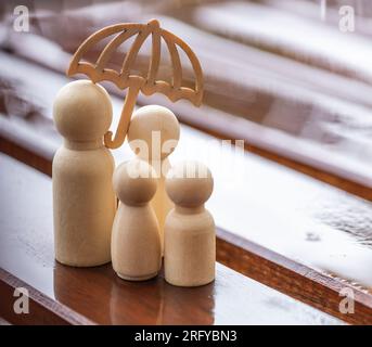 Icône de parapluie et modèle de personnes, protection de la sécurité et assurance santé, concept de maison familiale, sécurité familiale, journée de soins de santé, assurance automobile Banque D'Images