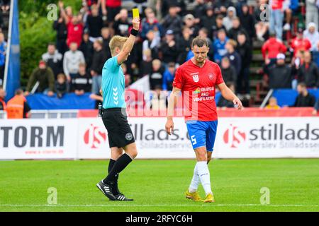Hvidovre, Danemark. 06 août 2023. L'arbitre Jorgen Daugbjerg Burchardt livre Matti Olsen (5) de Hvidovre IF lors du match 3F Superliga entre Hvidovre IF et Aarhus GF au Pro ventilation Arena de Hvidovre. (Crédit photo : Gonzales photo/Alamy Live News Banque D'Images