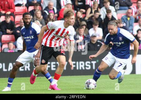 Jack Clarke de Sunderland s'éloigne de George Edmundson d'Ipswich Town lors du Sky Bet Championship match entre Sunderland et Ipswich Town au Stadium of Light, Sunderland le dimanche 6 août 2023. (Photo : Michael Driver | MI News) crédit : MI News & Sport / Alamy Live News Banque D'Images