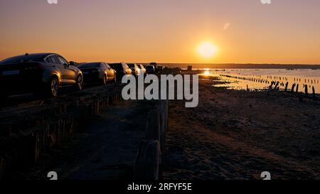 Coucher de soleil d'été sur l'estuaire salé Kuyalnik. Mer Morte près d'Odessa Ukraine. Banque D'Images