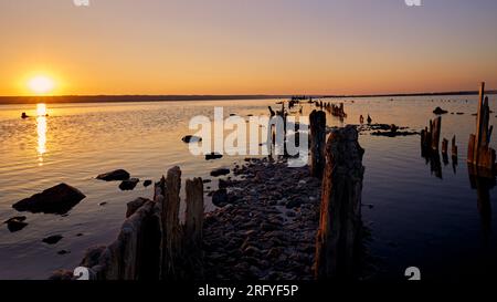 Panorama du coucher de soleil sur l'estuaire salé Kuyalnik. Mer Morte près d'Odessa Ukraine. Banque D'Images