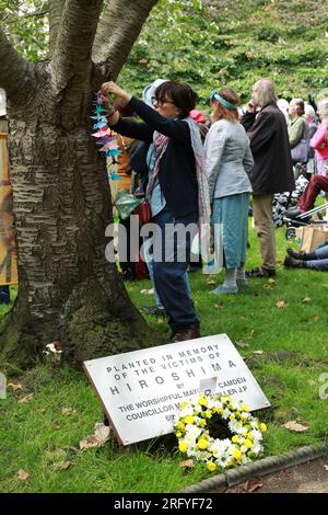 Londres, Royaume-Uni. 06 août 2023. Hiroshima Day commémore les victimes des bombes atomiques américaines larguées sur le Japon pendant la Seconde Guerre mondiale L'événement Hiroshima Remembered à Tavistock Square a été organisé par la campagne de Londres pour le désarmement nucléaire (CND). Réunis lors de cet événement annuel, ils appellent à une interdiction complète des armes nucléaires. Crédit : Waldemar Sikora/Alamy Live News Banque D'Images