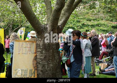 Londres, Royaume-Uni. 06 août 2023. Hiroshima Day commémore les victimes des bombes atomiques américaines larguées sur le Japon pendant la Seconde Guerre mondiale L'événement Hiroshima Remembered à Tavistock Square a été organisé par la campagne de Londres pour le désarmement nucléaire (CND). Réunis lors de cet événement annuel, ils appellent à une interdiction complète des armes nucléaires. Crédit : Waldemar Sikora/Alamy Live News Banque D'Images