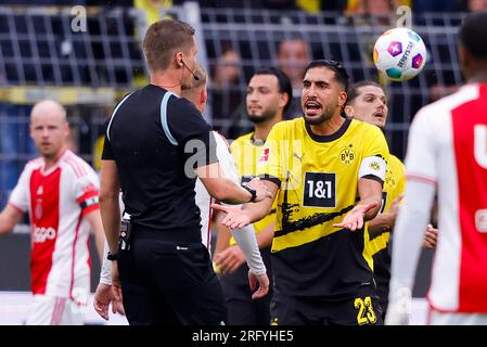 06-08-2023 : Sport : Borussia Dortmund - Ajax (amical) DORTMUND, ALLEMAGNE - AOÛT 6 : arbitre et Emre CAN (Borussia Dortmund) pendant le match pré - Banque D'Images