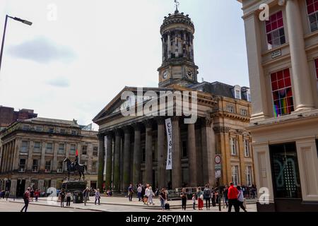 Gens à l’extérieur de Goma de Glasgow, jour d’ouverture de l’exposition de pochoirs Banksy Cut and Run, Écosse, Royaume-Uni. Banque D'Images