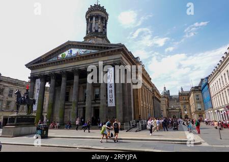 Gens à l’extérieur de Goma de Glasgow, jour d’ouverture de l’exposition de pochoirs Banksy Cut and Run, Écosse, Royaume-Uni. Banque D'Images