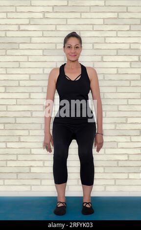 traumatismes libérant des exercices, pour les personnes âgées, vieille femme dans le studio isolé sur blanc, mur d'exercice assis Banque D'Images