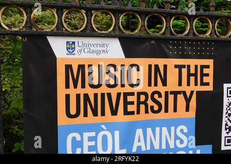 University of Glasgow, Music in the University signe en anglais et gaélique écossais, University Avenue, Glasgow, Écosse, Royaume-Uni. Banque D'Images