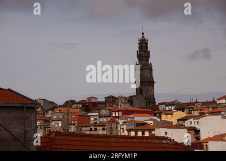 Paysages pittoresques de Porto : une tapisserie de charme urbain et d'allure riveraine, où l'histoire, la culture et la beauté s'unissent dans chaque scène Banque D'Images