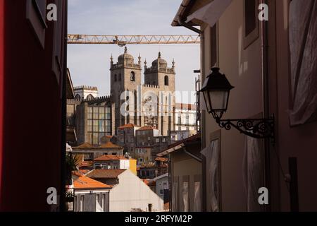 Paysages pittoresques de Porto : une tapisserie de charme urbain et d'allure riveraine, où l'histoire, la culture et la beauté s'unissent dans chaque scène Banque D'Images