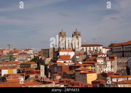 Paysages pittoresques de Porto : une tapisserie de charme urbain et d'allure riveraine, où l'histoire, la culture et la beauté s'unissent dans chaque scène Banque D'Images