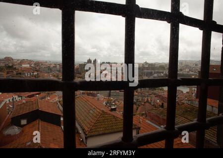 Paysages pittoresques de Porto : une tapisserie de charme urbain et d'allure riveraine, où l'histoire, la culture et la beauté s'unissent dans chaque scène Banque D'Images