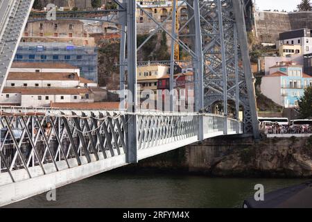 L'allure historique de Porto brille au bord du fleuve Douro, avec une architecture captivante, des caves à vin et des rues animées qui peignent un paysage urbain vivant Banque D'Images