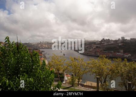 Paysages pittoresques de Porto : une tapisserie de charme urbain et d'allure riveraine, où l'histoire, la culture et la beauté s'unissent dans chaque scène Banque D'Images