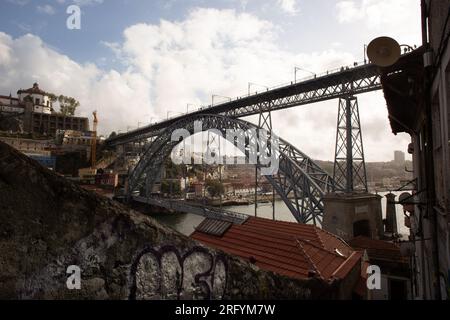 L'allure historique de Porto brille au bord du fleuve Douro, avec une architecture captivante, des caves à vin et des rues animées qui peignent un paysage urbain vivant Banque D'Images