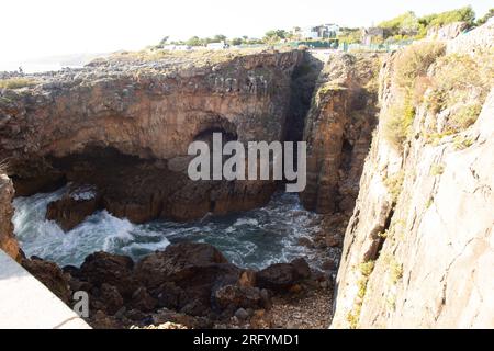 Cascais est la ville balnéaire la plus chic près de Lisbonne, où tous les gens s'échappent de la ville pour une excursion d'une journée, surtout en été. Banque D'Images