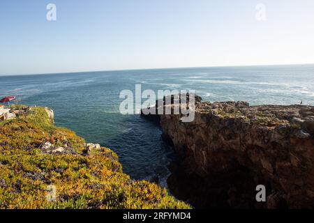 Cascais est la ville balnéaire la plus chic près de Lisbonne, où tous les gens s'échappent de la ville pour une excursion d'une journée, surtout en été. Banque D'Images