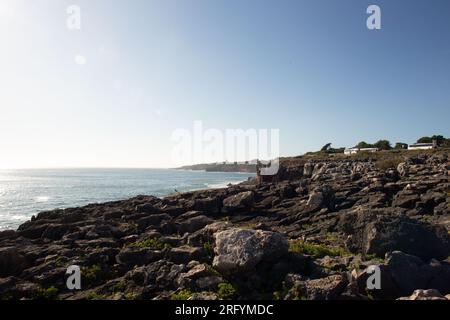 Cascais est la ville balnéaire la plus chic près de Lisbonne, où tous les gens s'échappent de la ville pour une excursion d'une journée, surtout en été. Banque D'Images