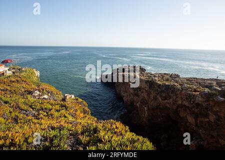 Cascais est la ville balnéaire la plus chic près de Lisbonne, où tous les gens s'échappent de la ville pour une excursion d'une journée, surtout en été. Banque D'Images