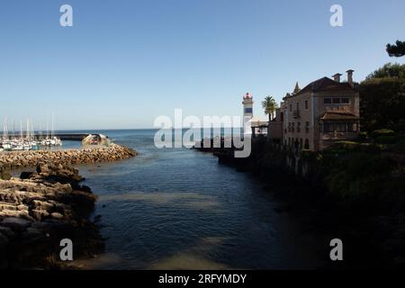 Cascais est la ville balnéaire la plus chic près de Lisbonne, où tous les gens s'échappent de la ville pour une excursion d'une journée, surtout en été. Banque D'Images