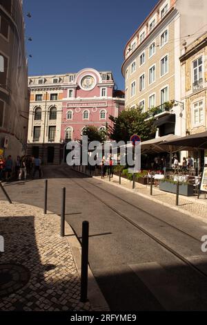 Promenez-vous dans les charmantes rues de Lisbonne, où chaque coin de rue dévoile des merveilles architecturales et des attractions emblématiques, capturant l'esprit vibrant de la ville Banque D'Images