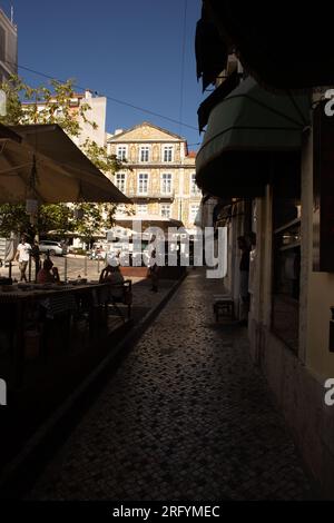 Promenez-vous dans les charmantes rues de Lisbonne, où chaque coin de rue dévoile des merveilles architecturales et des attractions emblématiques, capturant l'esprit vibrant de la ville Banque D'Images