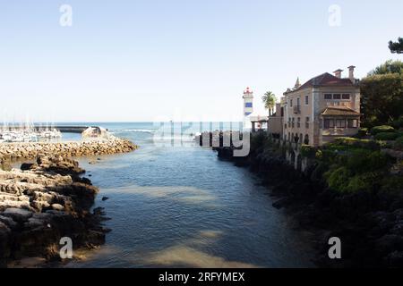 Cascais est la ville balnéaire la plus chic près de Lisbonne, où tous les gens s'échappent de la ville pour une excursion d'une journée, surtout en été. Banque D'Images