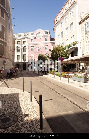 Promenez-vous dans les charmantes rues de Lisbonne, où chaque coin de rue dévoile des merveilles architecturales et des attractions emblématiques, capturant l'esprit vibrant de la ville Banque D'Images