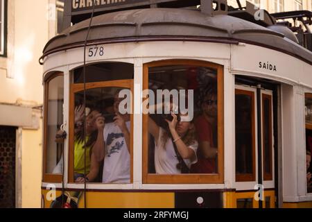 L'allure intemporelle du Bairro Alto avec ses tramways emblématiques : un mélange coloré d'histoire et de vitalité moderne dans les charmantes rues de Lisbonne Banque D'Images
