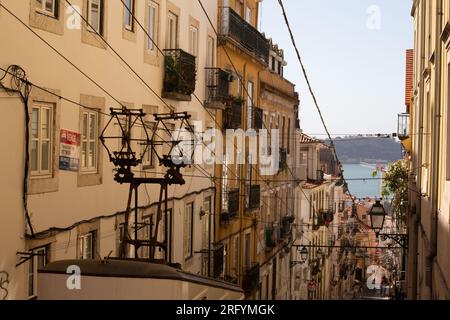 L'allure intemporelle du Bairro Alto avec ses tramways emblématiques : un mélange coloré d'histoire et de vitalité moderne dans les charmantes rues de Lisbonne Banque D'Images