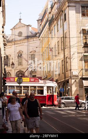 L'allure intemporelle du Bairro Alto avec ses tramways emblématiques : un mélange coloré d'histoire et de vitalité moderne dans les charmantes rues de Lisbonne Banque D'Images