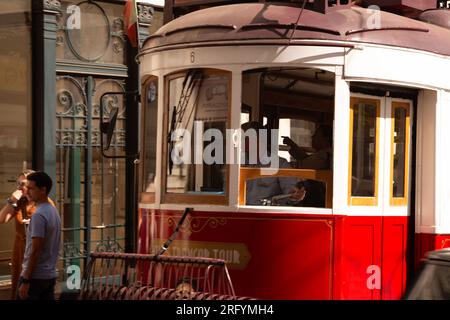 L'allure intemporelle du Bairro Alto avec ses tramways emblématiques : un mélange coloré d'histoire et de vitalité moderne dans les charmantes rues de Lisbonne Banque D'Images